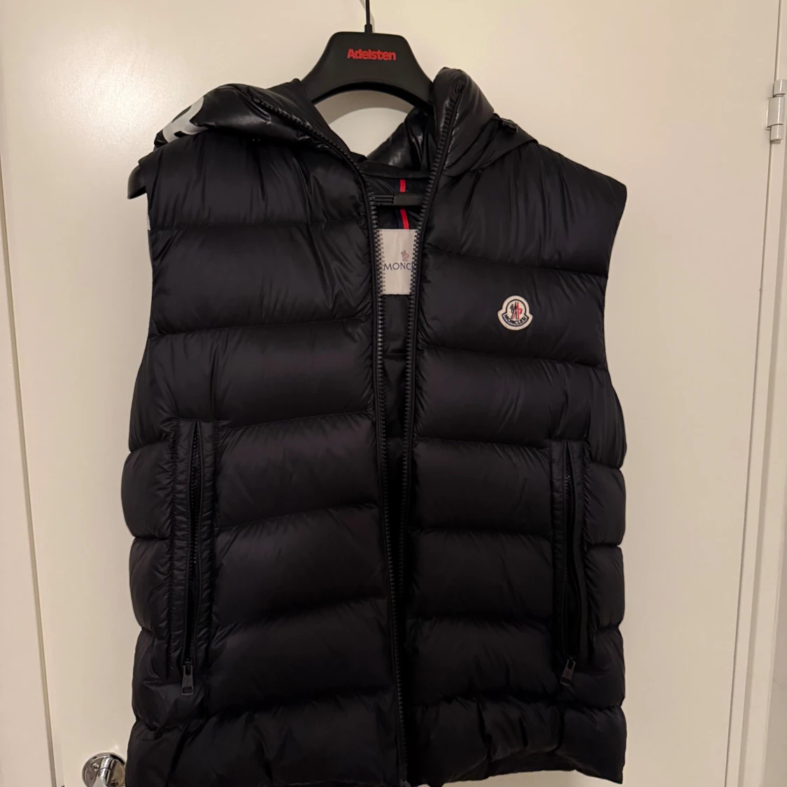 Svart dunväst med huva från Moncler