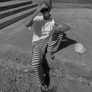 Off White & Black Stripe Crochet Trousers - Säljer dessa jättefina virkade byxorna ifrån ZARA som är helt slutsålda på hemsidan och inte kommer tillbaka i lager igen. De är i använt skick och är något slitna.