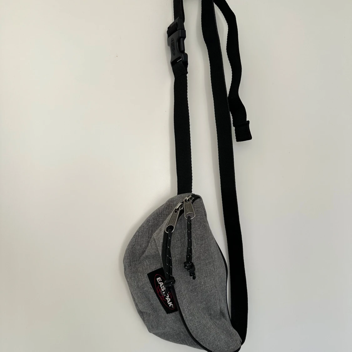 Grå axelväska från Eastpak / Magväska - 1