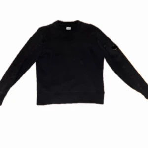  cp company  - Säljer denna riktigt snygga cp company tröjan den är i storlek s och den kommer även med förpackningen som kom när jag köpte den skriv gärna vid funderingar. Priset är ej hugget i sten 