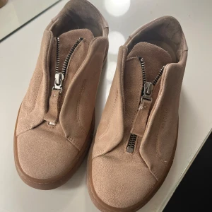  Sneakers Axel Arigato med dragkedja - Snygga beige/ljusrosa sneakers från Axel Arigato i mocka med cool dragkedjedetalj i storlek 37.Handgjorda i Portugal och riktigt sköna på foten. Jag har storlek 37 men skulle säga att de även passar nån med storlek 38 då jag kört med sula ett tag. Pris kan diskuteras vid snabb affär. Bara att höra av dig vid funderingar!💗