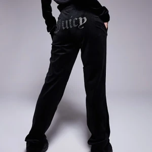 Svarta Juicy Couture velourbyxor - Svarta mjukisbyxor från Juicy Couture. Storlek S och i bra skick. Bilderna ser de ut som att färgen är urtvättad men så är de inte, hel svarta. 