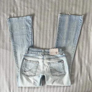 Ljusblå lågmidjade jeans - Superfina ljusblå utsvängda jeans från ONLY, i strl S // midja 37cm tvärsöver, innerbenslängd 76cm // jag är 173 för referens ❤️