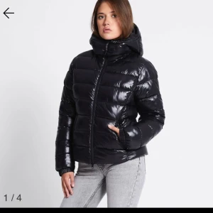 Lager 157 jacka - Ny pris 400 Bra skick använd fåtalgånger. Håller värmen bra 