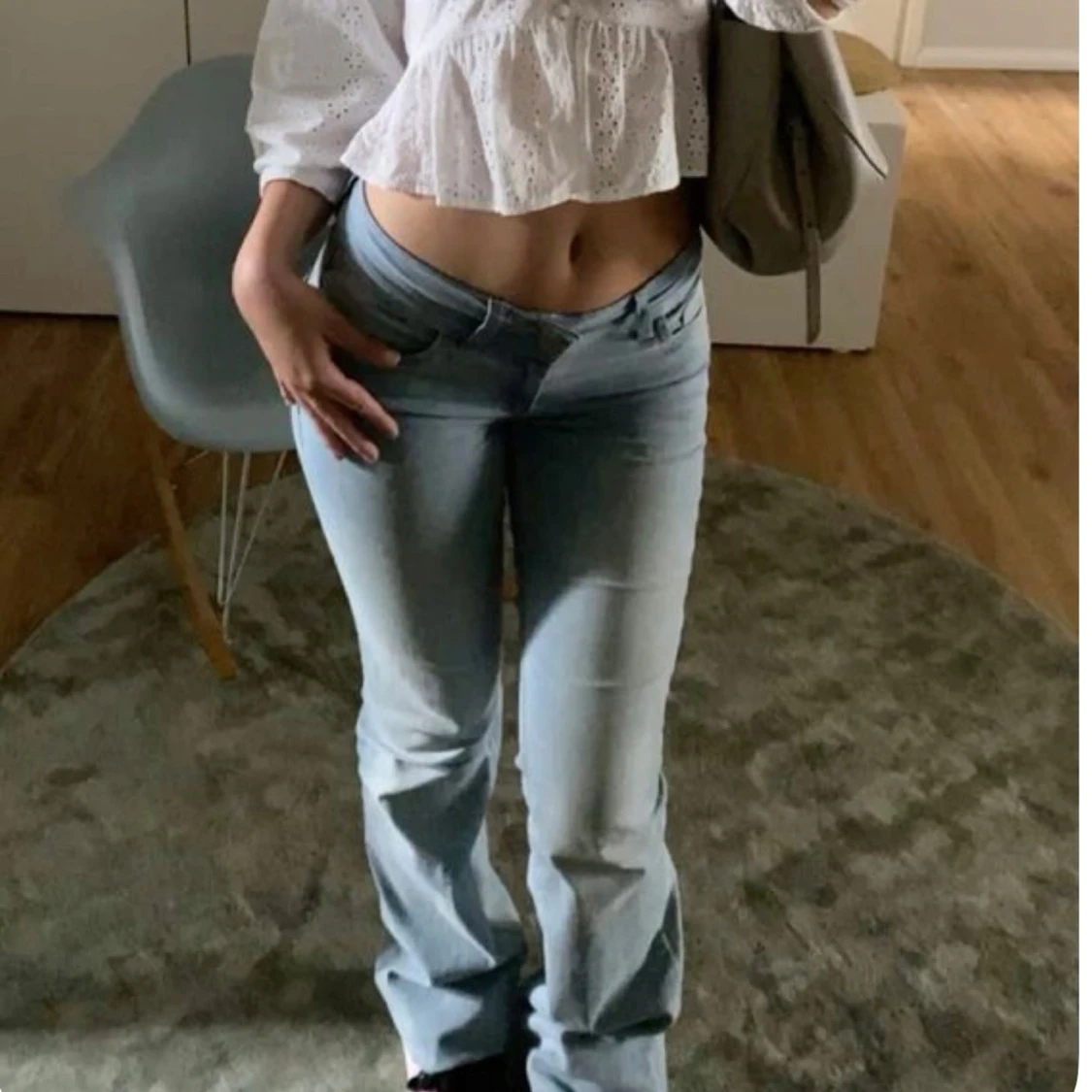 Ljusblå bootcut jeans låg midja