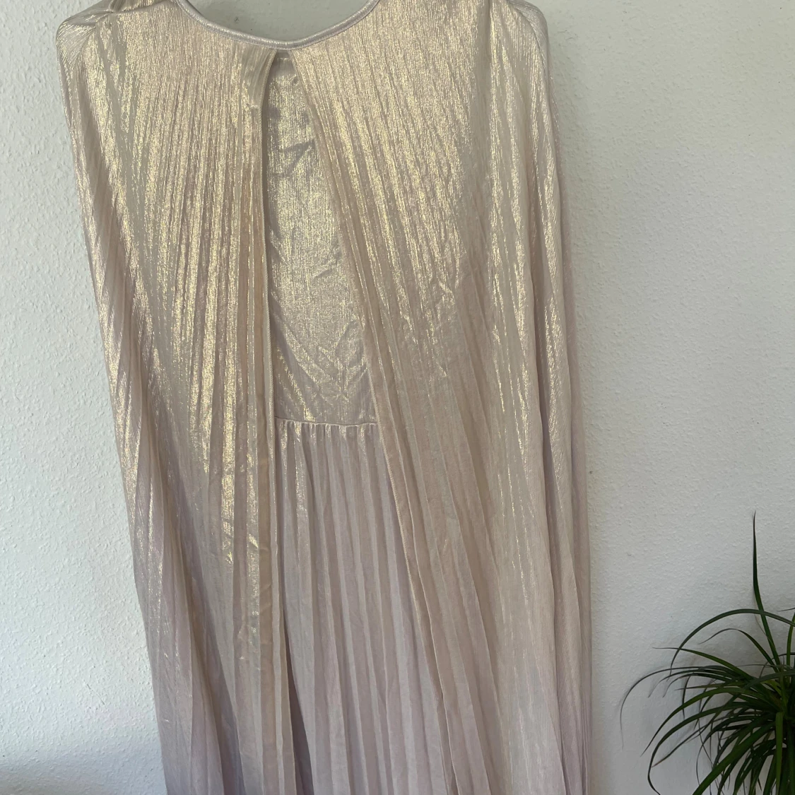 Champagnefärgad långklänning i glansigt tyg - 3