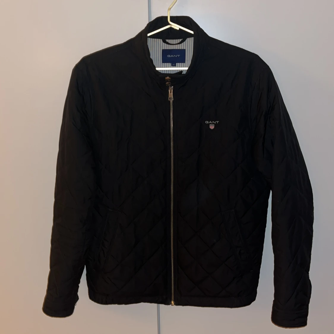 Svart quiltad jacka från GANT - 1