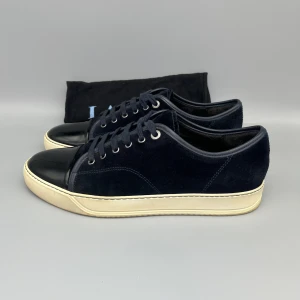 Lanvin Dbb1 Patent Cap Toe Sneaker Navy - • The shoes have been gently used and are in really good condition  • Size: EU43 / UK9 (fits 44)  • Color: Navy  • Retail price: 5000 SEK / 450€  • Dustbag included