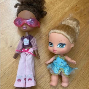 ✨ 2 Bratz-dockor från 2000-talet – en bebis och en tonåring, fint skick! 💖 - Nästan som nya och i jättefint skick! 🩷 Säljer 2 Bratz-dockor från 2000-talet – en bebisdocka och en lite äldre/tonårsdocka.  💰 Pris: • 300 kr för båda (paketpris – billigare tillsammans!) • 180 kr för den stora • 140 kr för den lilla  Äkta 2000s Bratz-vibe – perfekta för samlare eller som en nostalgisk present till någon som älskar Bratz! 👑 Skicka gärna ett meddelande om du har frågor eller vill se fler bilder.  Kika gärna in på min profil för att se fler av mina annonser! 🌸 