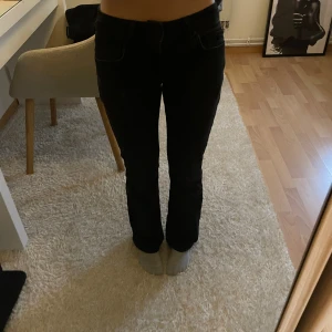 Svarta jeansbyxor från LTB W24 L30 - Säljer ett par svarta jeansbyxor från LTB i klassisk femficksmodell. Byxorna har låg midja och en lätt bootcut passform. Tillverkade i stretchigt jeanstyg för en bekväm känsla. Perfekta för dig som gillar en tidlös look med lite edge.