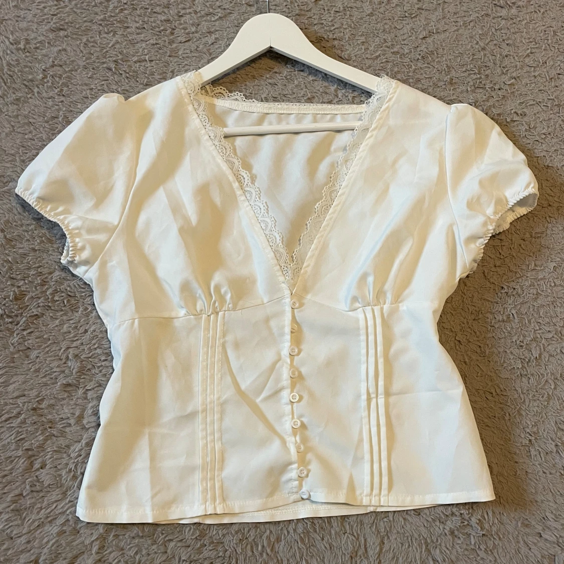 Vit blus med spets och knappar - 1