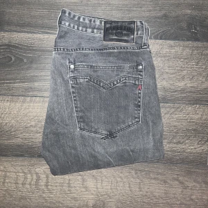 Replay jeans  - Modell newbill. Säljer ett par Replay jeans i grå tvätt med klassisk femficksdesign och raka ben. Jeansen har svarta detaljer. Midja 43cm, längd 107cm. JAG SKICKAR EJ FLER BILDER NÄR JAG BÄR JEANSEN! för storleksguide hänvisar jag till måtten och för bättre inblick i passformen rekommenderar jag att googla på modellnamnet. Jeansen kan vara uppsydda utan att jag noterat det så kolla måtten noggrant :) 31