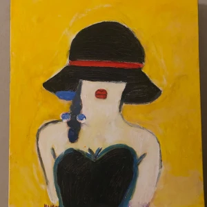 ”Georgina” akryl målning  - Snygg svart hatt med bred brätte och en röd banddetalj runt kronan. Hatten har en klassisk form som ger en cool och mystisk vibe, perfekt för dig som älskar konst. Passar alla hem. Artist: Yaya
