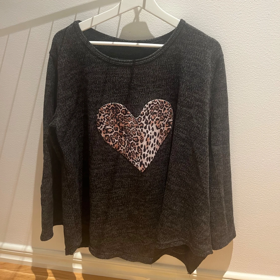 Mörkgrå tröja med leopardhjärta