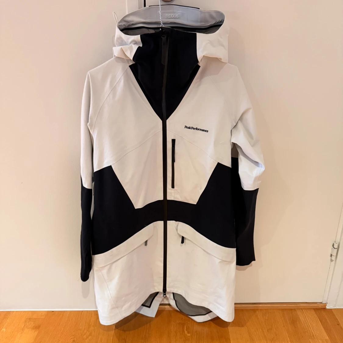 Svartvit vindjacka / skidjacka Peak Performance