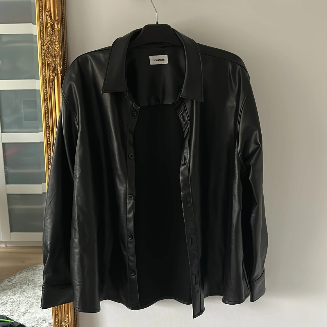 Svart skinnskjorta - Oanvönd 