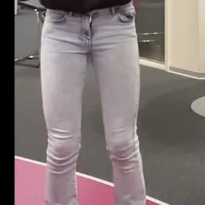 Ljusblå flare jeans - Säljer ett par ljusblå skinny jeans med klassisk femficksdesign och smal passform. Jeansen har låg midja och är tillverkade i stretchigt denim för en bekväm känsla. Perfekta för dig som gillar en tajt siluett och ljusa toner.