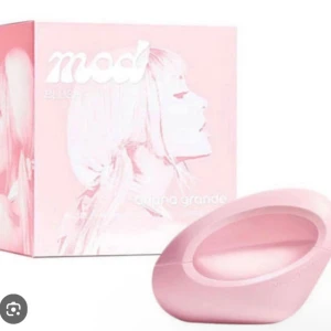 Ariana Grande Mod Blush parfym - Köptes för 525kr Parfymen används inte. Snyggt designad parfym med modern look från Ariana Grande. Flaskan och förpackningen har en unik rosa stil som sticker ut. Perfekt för dig som gillar trendiga produkter och vill ha något som syns på hyllan.