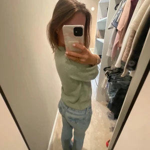 Ljusgrön stickad tröja med puffärm - Superfin ljusgrön stickad tröja med korta puffärmar. Tröjan har en mjuk känsla och ribbade muddar i nederkant och vid ärmslut. Perfekt att styla med jeans för en chill look. Tröjan är i stolek XS och är från Vero Moda! Skriv såklart till mig ifall du har några frågor eller funderingar!!💕