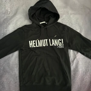 Helmut Lang hoodie - Helmut Lang hoodie i storlek S. Skicket är mycket fint. Nypris på denna hoodie ligger på runt 4000kr, vårt pris är endast 1099kr.