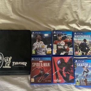 PlayStation 4 med spelpaket - PlayStation 4 i bra skick. Inkluderar 6 populära spel: FIFA 18, NHL 18, Watch Dogs 2, Spider-Man, Spider-Man: Miles Morales och Skater XL. Perfekt för både sport- och äventyrsspelare. Konsolen och fodralen ser välvårdade ut.