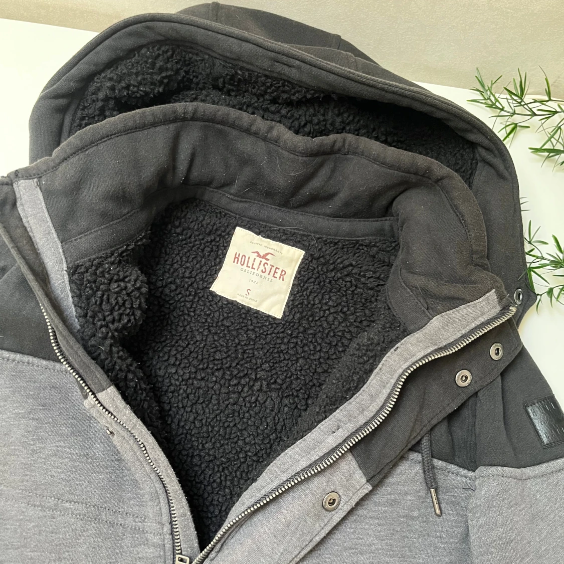 Grå teddyjacka från Hollister (strl S) - 1