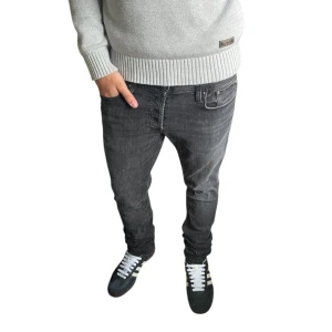 Jack & Jones slim Glenn - Ett par svarta Jack & Jones jeans. Modellen heter slim/glenn och byxorna är i väldigt bra skick. Priset kan diskuteras!