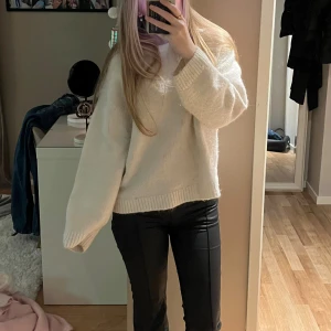 Vit stickad tröja från Gina Tricot - Mysig vit stickad tröja från Gina Tricot i ullblandning. Tröjan har en loose passform, rund halsringning och långa ärmar med breda muddar. Perfekt för lager på lager under kyliga dagar.