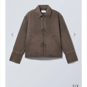  utilityjacka  från Weekday - Säljer en brun jacka från Weekday med quiltat foder och dragkedja framtill. Jackan har två stora fickor, klassisk krage och raka ärmar. Materialet är bomull och polyester, perfekt för lager-på-lager under höst och vår.