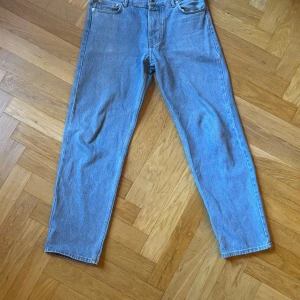 Sweet Loose Jeans ljusblå 30 - Loose fit jeans från Sweet Skateboarding Company i ljusblå tvätt.                               Modellen heter Sweet Loose Jeans och är tillverkad i 100% bomull. Klassisk femficksdesign och raka ben för en chill och avslappnad look. Perfekt för dig som gillar streetwear och skate.