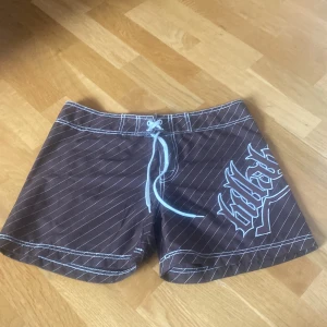 Billabong shorts  - Billabong shorts i en brunfärg med ränder i vit. 