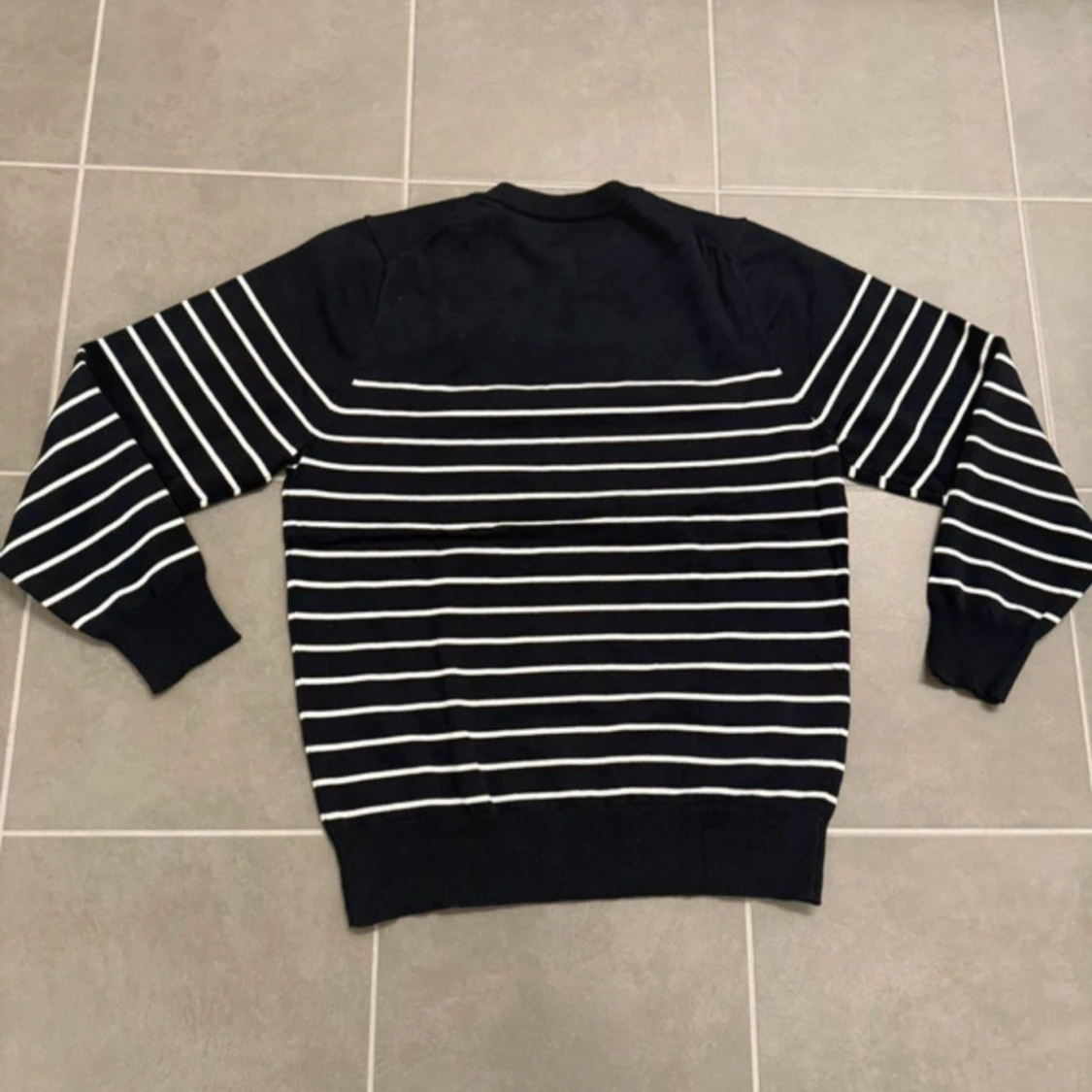 Svart randig stickad tröja - 2