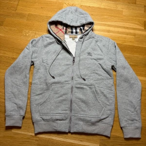 Grå Burberry ziphoodiee - Snygg grå hoodie från Burberry, står storlek M men sitter som S