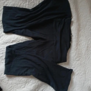 Mörkblå Foldover Leggings  - !!!UPPSYDD!!! Passar dig 150cm-155cm!      Sparsamt använda med inga defekter❤️  Djur och rökfritt hem!