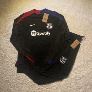 Barcelona tracksuit - Säljer en helt ny Barcelona  fotbolls tracksuit i storlek L topp kvalitet och väldigt snygg. Kontakta gärna om du har några frågor 👍