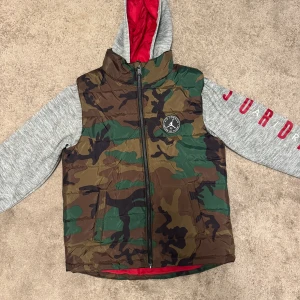 Air Jordan Duntröja - Säljer denna speciella duntröja skapad av Air Jordan som köptes i USA för 200$. Den har aldrig använts och är helt ny. Storleken är 147-163 cm men passar definitivt juniorer upp till 165. Den är normal i passform och riktigt skön. Perfekt för hösten och lite sportigare användning. Om du har några frågor eller prisförslag är det bara att skriva. 