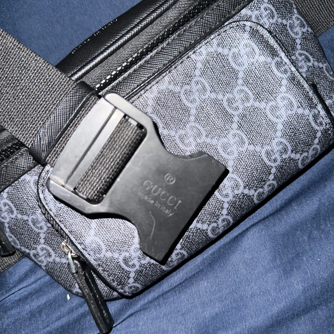 Svart magväska från Gucci med monogram - 2