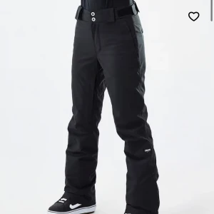 Skidbyxor  - Svarta supersnygga skidbyxor från dope I storlek XS! Endast använda ett par gånger under säsongen💕 säljer då dem är försmå! Köpte för 2000kr