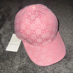 Snygg rosa keps  - Kommer med tag 