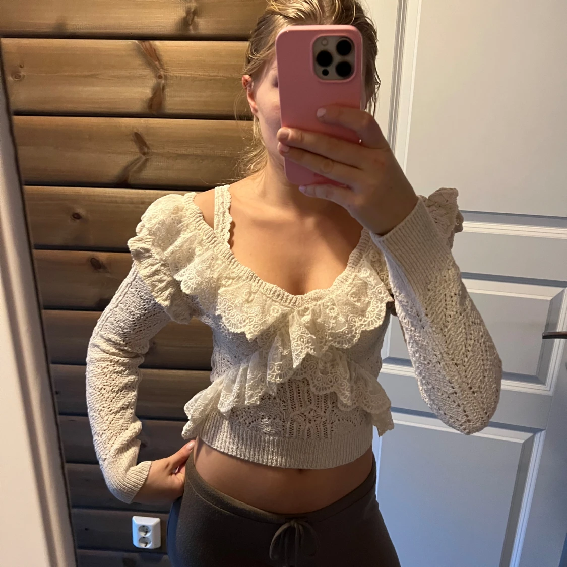 Vit spetsig croppad blus med volang