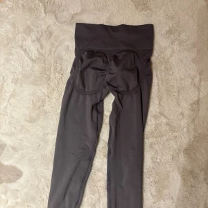 Tränings tights med scrunch - Gråa tränings tights från B+Tee med scrunch. Storlek XS💕