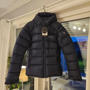 Ny Peak Peformance jacka - Helt ny vinterjacka från Peak Peformance, aldrig använd och har prislapp kvar! Super fin och varm vinterjacka i modellen "frost down" som är väldigt populär! Den är mörkblå, passar S/M🥰 Pris går att diskutera, inga skambud