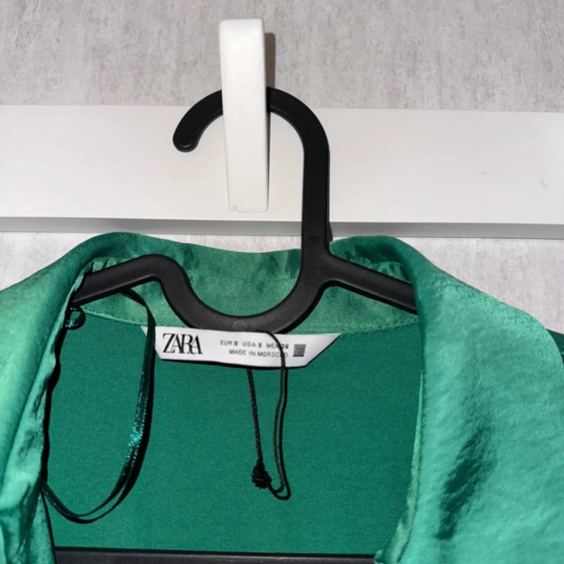 Grön kort klänning från Zara i satin - 3