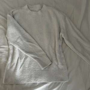 Stickad vit - Vit tröja från ellos i storlek s🩷bra skick