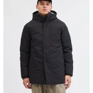 Svart jacka  - I bra skick och använd i 3 månader, köpt från jackandjones för 1399kr. Normal i storlek 