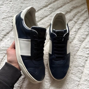 Valentino Flycrew Navy - Fint skick! Nypris över 8000kr! Går ej att få tag på!