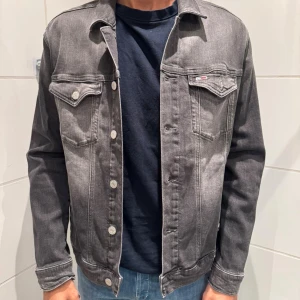 Tommy hilfiger jeans jacka  - Jag säljer en helt ny Tommy Hilfiger jeansjacka i nyskick, aldrig använd. Perfekt för dig som vill ha en stilren och kvalitativ jacka.