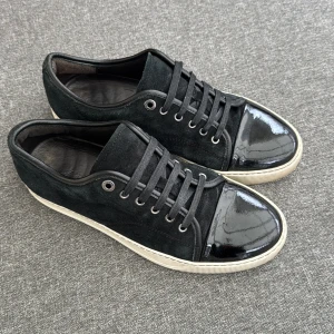 Lanvin Skor | 42 - Lanvin Dbb1 sneakers | Grymt skick | Storlek 7, passar 41-42 | Endast skorna ingår | INGA BYTEN | Fraktar spårbart eller möts upp i Täby 