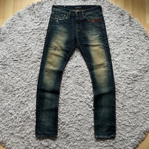 Scotch & Soda jeans - Säljer dessa otroligt schyssta S&S jeans! | Utmärkt skick alla slitningar är orginal! | Storlek w29 l32, slim passform! | Ställ gärna frågor innan du köper!