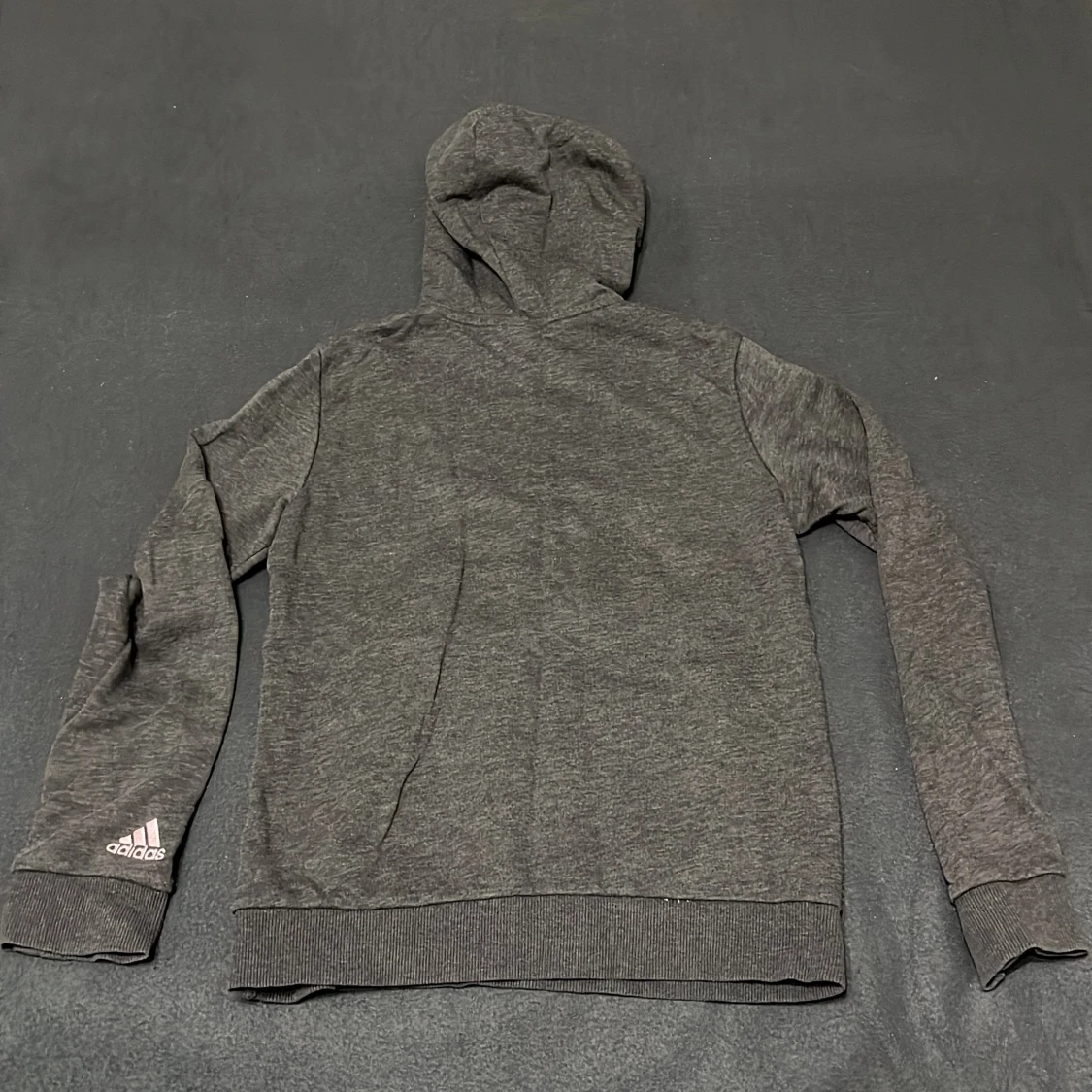 Mörkgrå hoodie från Adidas med rosa tryck - 1